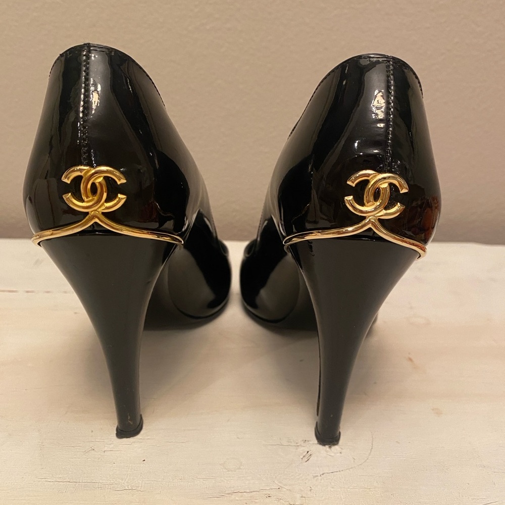 Chanel interlocking CC logo Patent Leather Pumps